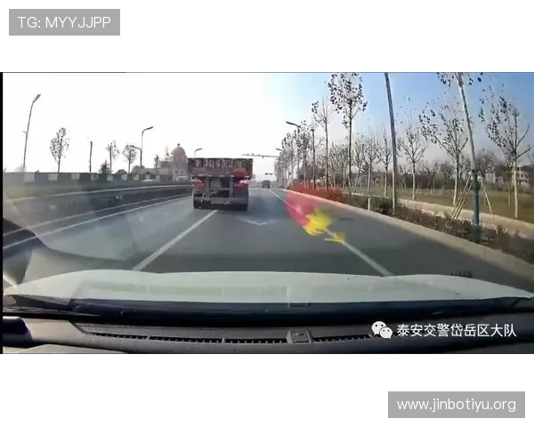 骑车上路千万小心，道路尽头或许有台阶等你迎接危险
